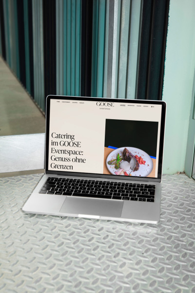  Website des GOOSE Eventspaces auf einem Laptop Screen