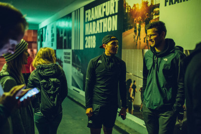  Adidas Runners treffen sich vor der Wand mit Plakaten, gestaltet von Studio Biro